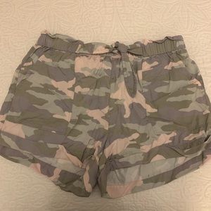 CAMO SHORTS THAT TIE IN THE FRONT